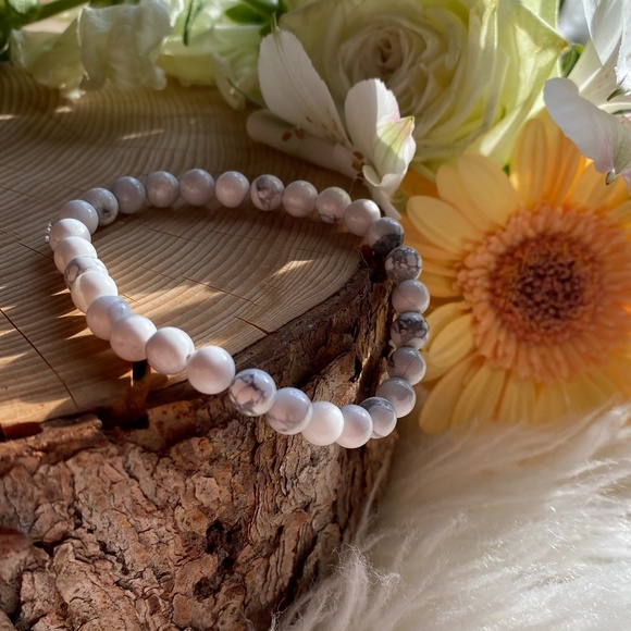 Howlite Beaded Bracelet - Picture 1 of 3